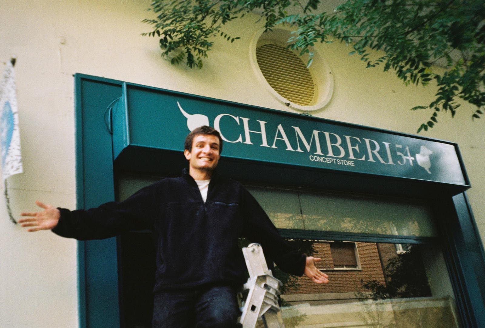 El equipo de Chamberí 54 a la entrada de su taller en Madrid